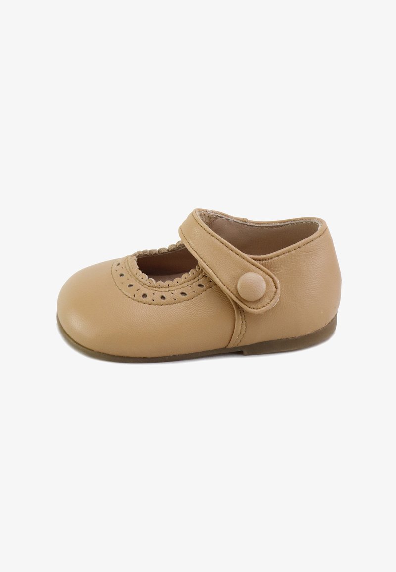 Zapato beige Mary Jane para niños pequeños con detalle de borde festoneado y una sola correa con botón en la parte superior, suela plana.