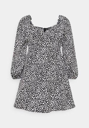 Czarna mini sukienka z białymi nieregularnymi plamami, długimi bufiastymi rękawami i marszczonym dekoltem.