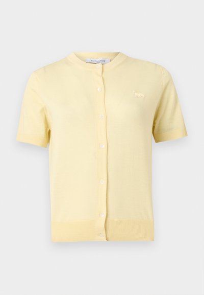 Ανοιχτό κίτρινο κοντομάνικο κουμπωτό καρντίγκαν με στρογγυλή λαιμόκοψη και μικρό κεντημένο λογότυπο ζώου στο αριστερό στήθος.