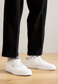 Non sélectionné, white