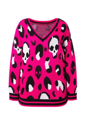 Roze sweater met een V-hals en een zwarte gestreepte zoom, versierd met witte en zwarte schedel- en luipaardprintpatronen. Zachte gebreide textuur.