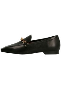 Zwarte leren loafers met een spitse neus, voorzien van een gouden kettingaccent en een decoratieve knop op de bovenkant. Lage hak.