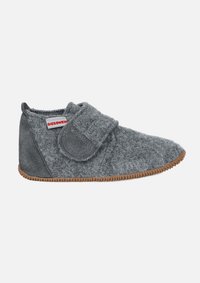 Grijze felt pantoffel met een suède zijpaneel, verstelbare klittenbandsluiting en een bruine rubberen zool met een textuur voor grip en stabiliteit.