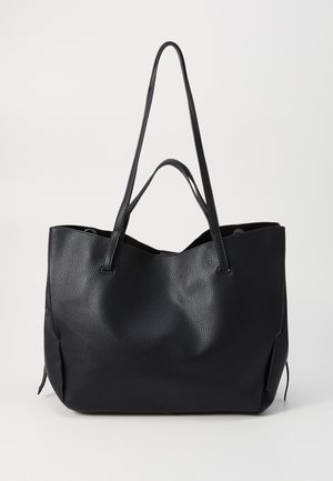 Saco tote preto em pele com superfície texturizada, duas alças longas, abertura em cima e sem hardware ou acessórios visíveis. Design simples e espaçoso.