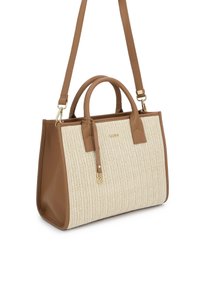 Τσάντα tote με μπεζ υφαντό σώμα και καφέ συνθετικές δερμάτινες λεπτομέρειες, διαθέτει διπλές λαβές και αποσπώμενο ιμάντα ώμου. Λεπτομέρειες σε χρυσό μέταλλο.