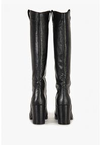 Czarne skórzane kozaki za kolano na słupku, o gładkiej fakturze, ze szwami dekoracyjnymi i lekko rozszerzanym czubkiem.