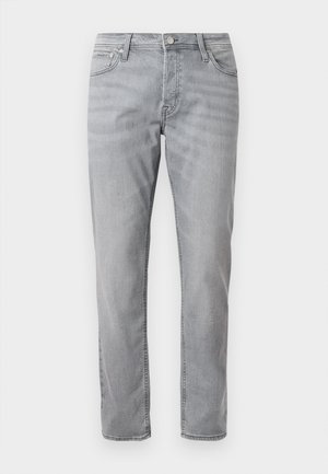 Helle graue gerade geschnittene Jeans mit Reißverschluss, Vorder- und Hintertaschen sowie Gürtelschlaufen, präsentiert auf einem weißen Hintergrund.