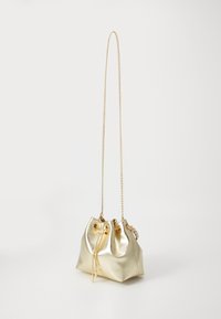 Metallic gouden handtas met een textuurafwerking, trekkkoordsluiting en een kettingriem. Voorzien van ronde oogjes en decoratieve hardwareaccenten.