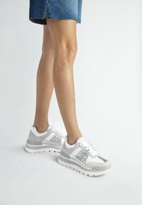 LIU JO WITH GLITTER - Sneakers basse - silver colour