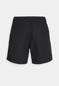 Shorts noirs décontractés avec taille élastique et deux poches arrière, dont une avec fermeture par bouton, présentés sur un fond uni.