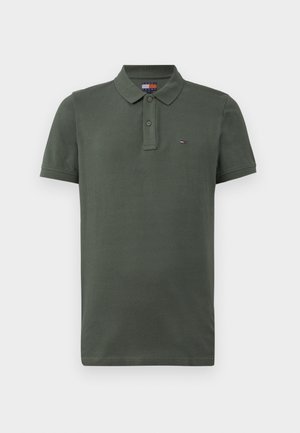 Polo shirt verde scuro in cotone, dotato di colletto classico, maniche corte e un piccolo logo ricamato sul lato sinistro del petto.