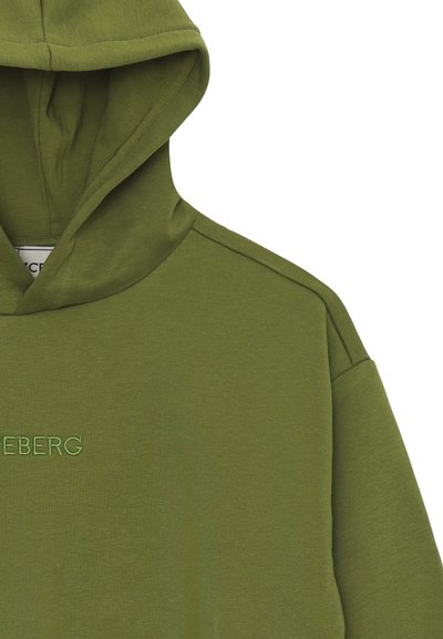 Felpa verde oliva realizzata in morbido tessuto, con un grande cappuccio, maniche a raglan e un sottile logo testuale in filo abbinato sul petto.