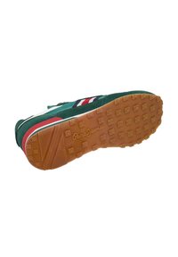 Baskets en daim vert avec des rayures rouges, blanches et bleu marine, inclinées pour montrer la semelle beige texturée avec le logo "Pepe Jeans" embossé.