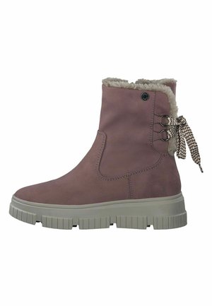 Bottine en daim violet avec doublure en fausse fourrure, semelle grise épaisse et lacets décoratifs à l'arrière, dotée d'un bout arrondi et d'une texture lisse.