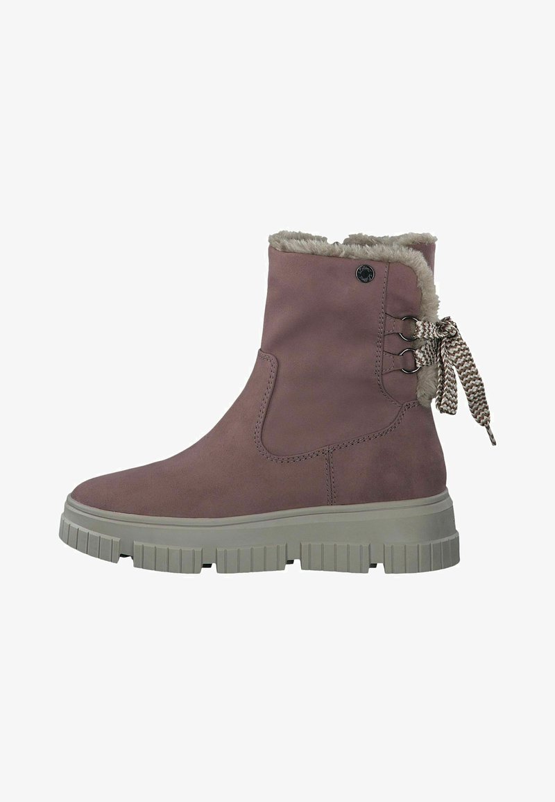 Lila velúr bokacsizma műszőrme béléssel, vastag szürke talppal és dekoratív fűzőkkel a hátulján, kerek orral és sima felülettel.