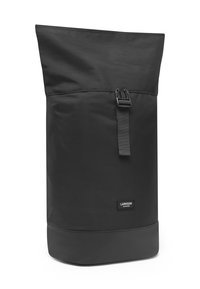 Sac à dos noir à rabat fabriqué en tissu durable. Dispose d'une fermeture à boucle solide et d'un panneau inférieur mat contrastant. Marquage de la marque LARKSON affiché.