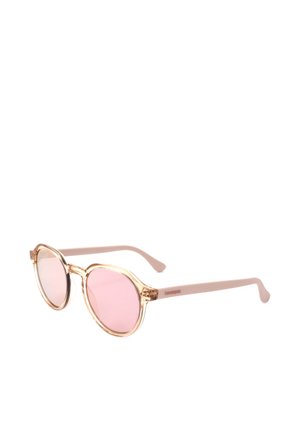 Occhiali da sole rotondi con montatura traslucida rosa chiaro e lenti rosa sfumate, esposti su sfondo bianco.