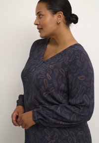 Tumed bluse pronksise paisley mustriga. Omab V-kaela ja elastseid mansette. Kerge, tekstuurne kangas.
