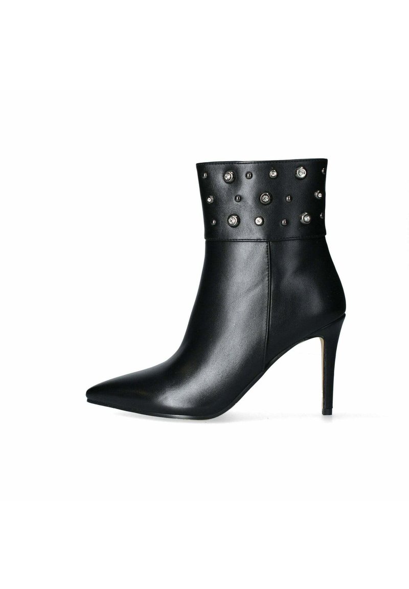 Stivale alla caviglia nero in pelle liscia, con punta affusolata, tacco alto sottile e borchie decorative in argento sul gambale.