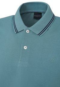 Polo in teal chiaro con un tessuto testurizzato, caratterizzato da una patta con tre bottoni, logo ricamato e dettagli a righe blu navy sul colletto.
