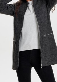 Dunkelgrauer, mit Reißverschluss versehener Mantel aus strukturiertem Stoff mit geradem Schnitt, ausgestattet mit Seitentaschen und einem schlichten, klaren Design.