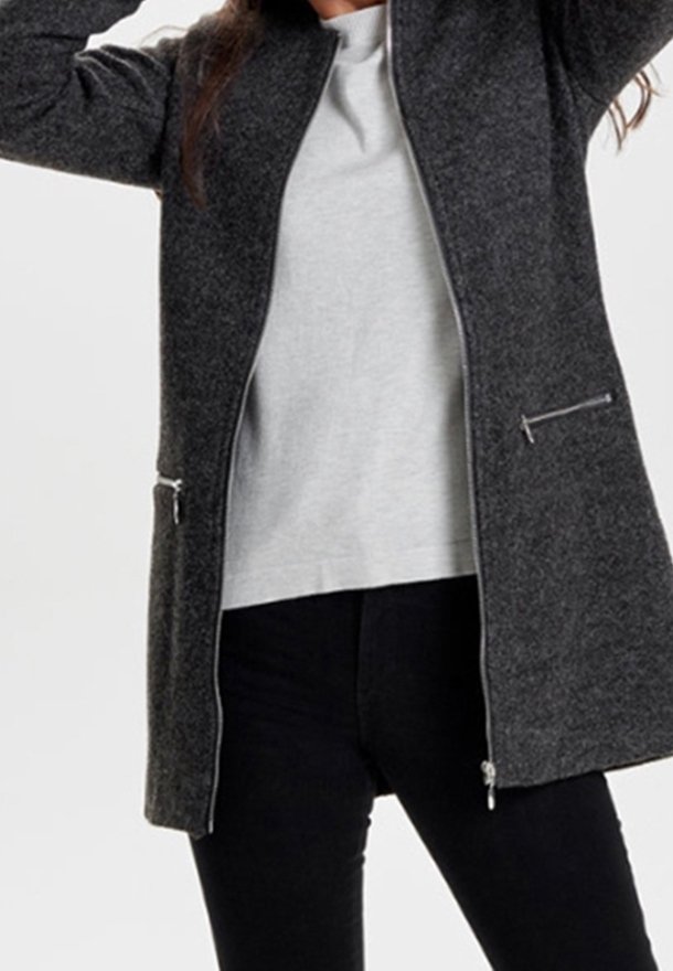 Dunkelgrauer, mit Reißverschluss versehener Mantel aus strukturiertem Stoff mit geradem Schnitt, ausgestattet mit Seitentaschen und einem schlichten, klaren Design.