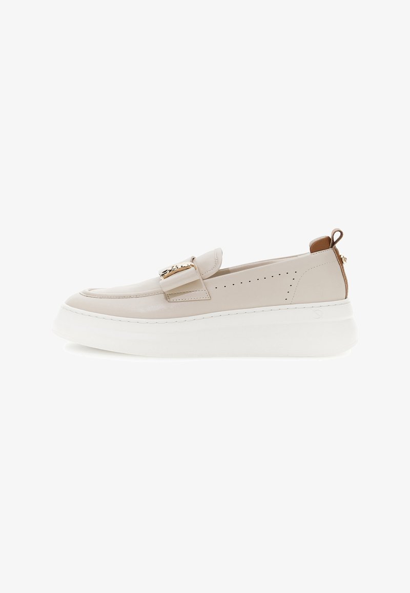 Beige instapper loafer met dikke witte plateauzool, geperforeerde zijkantdetails, bruine leren hielriem en gouden kettingversiering op de wreef.