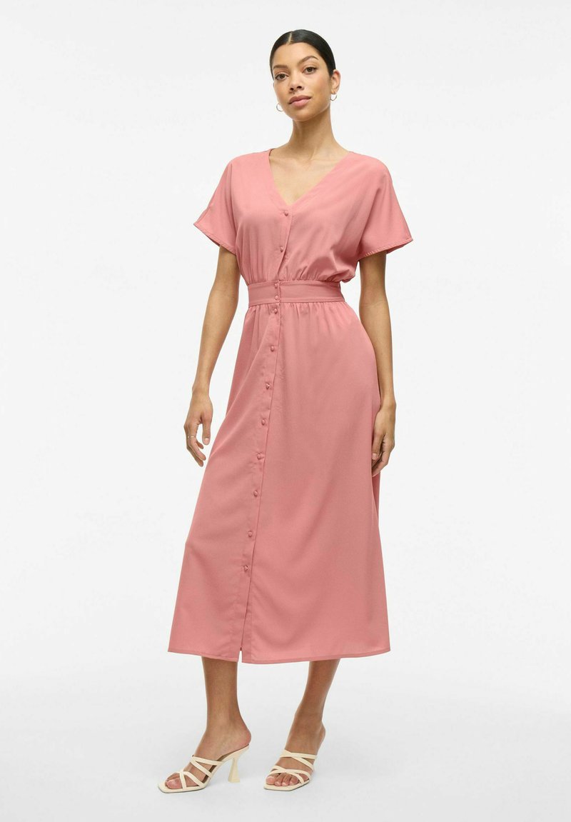 Vestido midi rosa de manga corta con escote en V y diseño de botones en la parte delantera, que presenta una cintura ceñida y una tela ligera.