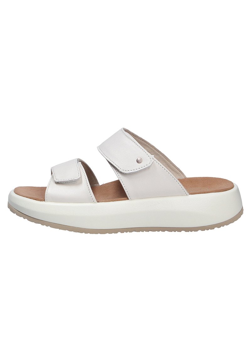 Chanclas de color beige claro con dos correas de Velcro ajustables, parte superior de cuero suave, plantilla acolchada y suela exterior de goma blanca gruesa.