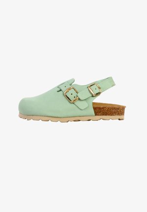 Sabots vert menthe avec une finition en daim lisse, dos ouvert, deux boucles dorées ajustables, et une semelle en liège texturée. Aucune motif visible.