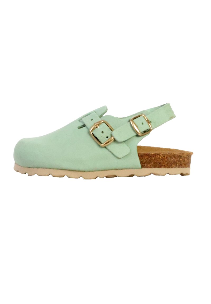 Mintgrønne træsko med en glat ruskindsoverflade, åben hæl, to justerbare guldspænder og en struktureret korksål. Ingen synlige mønstre.