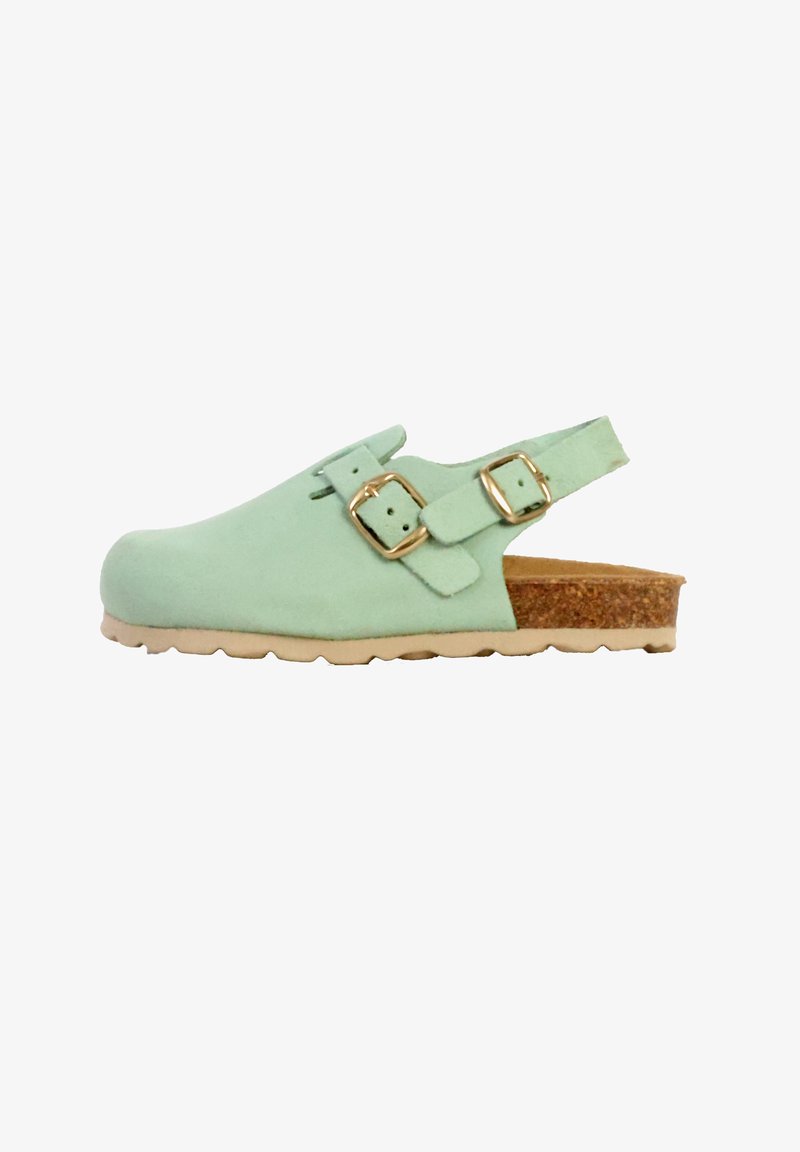 Mintgrønne træsko med en glat ruskindsoverflade, åben hæl, to justerbare guldspænder og en struktureret korksål. Ingen synlige mønstre.