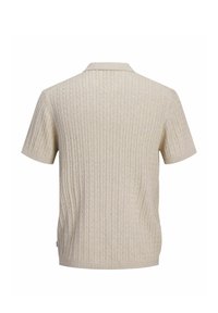 Polo en maille beige à manches courtes avec motif torsadé, vu de dos.