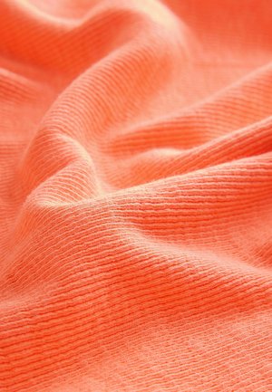 Țesătură textilă de culoare corai strălucitoare, cu o textură canalată, prezentând pliuri moi și curgătoare și o suprafață netedă. Fără modele sau accente notabile.