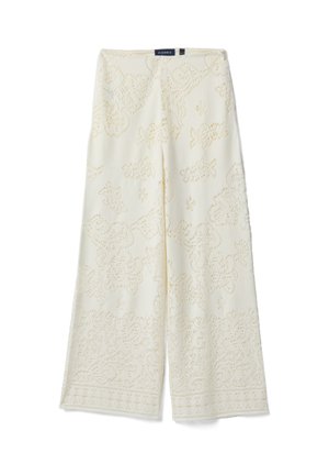 Pantaloni a gamba larga color crema con ricamo a occhielli intricati e vita alta, etichettati Piombo, stesi su uno sfondo bianco.