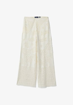 Pantaloni a gamba larga color crema con ricamo a occhielli intricati e vita alta, etichettati Piombo, stesi su uno sfondo bianco.