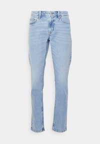 Jeans de denim en azul claro con corte recto, diseño de cinco bolsillos, pasadores para cinturón y cierre de botón. Textura ligeramente desgastada.