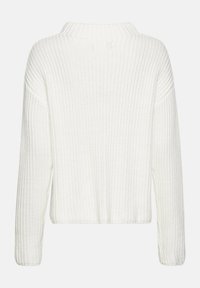 Weißer gestrickter Pullover mit langen Ärmeln, gerippter Textur und hohem Kragen. Kurz geschnittenes Design mit dezenten Nähten an den Schultern.
