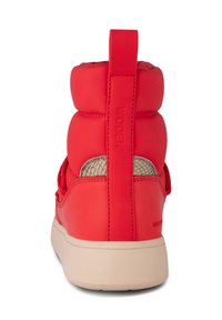 Zapatilla impermeable roja con cuello acolchado, detalles texturizados y suela de goma beige; cuenta con una pestaña en el talón para facilitar el uso.