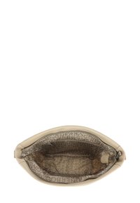 Borsa a tracolla in pelle beige con chiusura a zip, dotata di una fodera interna a fantasia con logo ripetuto in toni neutri. Texture liscia.