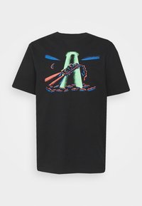 Svart bomull t-shirt med en flerfärgad grafik av en bil och en stråle ovanför molnen, med en måne i bakgrunden. Rund hals, korta ärmar.