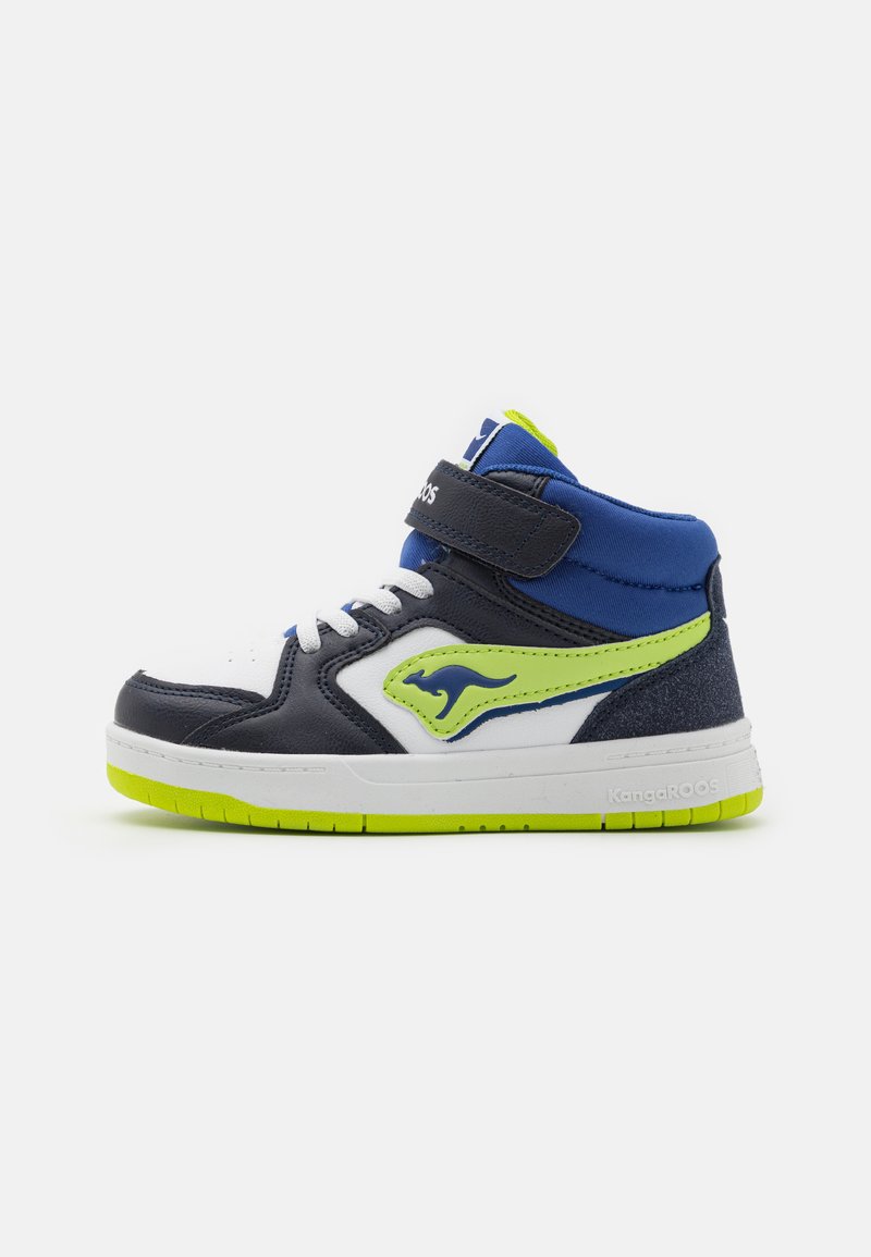 Hochschuh-Sneakers mit einem marineblauen Obermaterial, weißen Akzenten und einem lebhaften grünen Logo. Mit einem Klettverschluss und einer strukturierten Gummisohle.