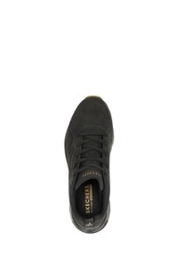 Schwarzer Sneaker mit strukturiertem Obermaterial, runder Zehenpartie und Schnürsenkeln. Mit gepolstertem Fußbett und einer kontrastierenden gelben Laufsohle.