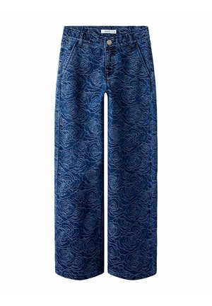 Jean large bleu avec motif de rose en relief, poches avant, passants de ceinture et fermeture à bouton.