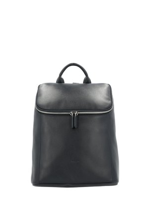 Schwarzer Leder-Rucksack mit Tragegriff oben und silbernem Reißverschluss an der Fronttasche, aufrecht stehend vor weißem Hintergrund.