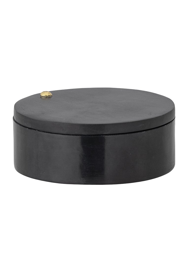 Czarny okrągły pojemnik o gładkiej powierzchni, z złotym okrągłym akcentem na pokrywie. Wykonany z solidnego materiału, minimalistyczny design.