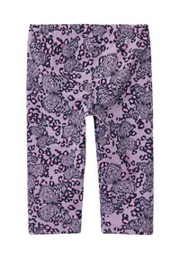 Roze en paarse leggings met een patroon van vlinders en luipaardprint, gemaakt van zachte stof en voorzien van een elastische tailleband.