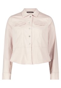 Zkrácená růžová denimová bunda s dvěma náprsními kapsami, stříbrnými knoflíky a límečkovým výstřihem. Hladká textura a lehký design.