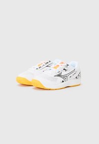 Performance-Sneaker mit einem überwiegend weißen Mesh-Obermaterial, schwarzen und orangen Akzenten sowie einer lebhaft gelben Gummisohle.