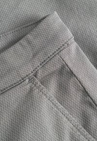 Gabba PAUL DALE - Chino - dust sage green